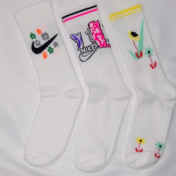 NIKE---Nice set of 3 pair of Nike socks - Picture 2 of 6